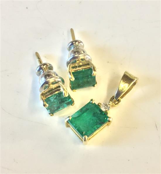 Pair emerald earrings & a pendant(-)